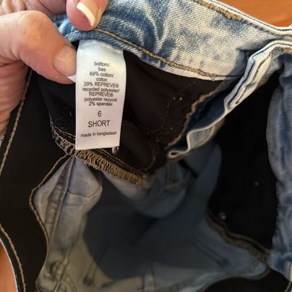 Everflex Jeans by Maurices, women’s 6 short, light wash. - Picture 10 of 10